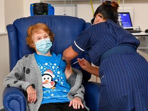 Nurse May Parsons (R) administers the Pfizer/BioNtech Covid-19 vaccine to Margaret Keenan (L), 90, at University Hospital in Coventry, central England, on December 8, 2020 making Keenan the first person to receive the vaccine in the country's biggest ever immunisation programme. (AFP)