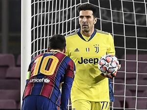 بوفون وميسي خلال مواجهة فريقيهما في دوري الأبطال بوفون وميسي خلال مواجهة فريقيهما في دوري الأبطال