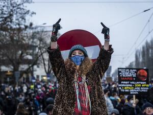 A protester gestures during a demonstration of the Women's Right movement to mark the anniversary of the introduction of martial law in communist Poland 1981, on December 13, 2020 in Warsaw. Wojtek RADWANSKI / AFP