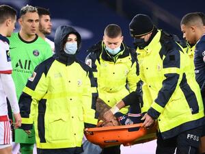 نيمار على حمالة بعد إصابته نيمار على حمالة بعد إصابته