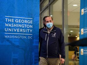 The United States kicked off a mass vaccination drive Monday hoping to turn the tide on the world's biggest coronavirus outbreak, as the country's death toll neared a staggering 300,000. NICHOLAS KAMM / AFP