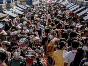 People wearing face shields and masks amid the Covid-19 coronavirus pandemic visit a popular shopping market hours before Christmas eve in Manila on December 24, 2020. STR / AFP