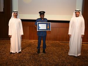 جمارك دبي تُكرم 40 موظفاً من أصحاب الخدمة الطويلة