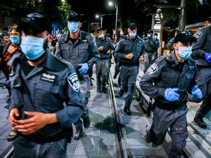 Hundreds of anti-Netanyahu protesters were attacked (Twitter)