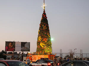 The Christmas tree made by the Lebanese artist to pay tribute to those who died in the Beirut Port explosion. (AFP File Photo)
