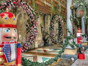 عالم فيراري أبوظبي وعالم وارنر براذرز أبوظبي تستقبلان موسم الأعياد بأجواء احتفالية وفعاليات ترفيهية عائلية