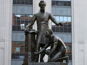 Abraham Lincoln emancipation statue (Twitter)