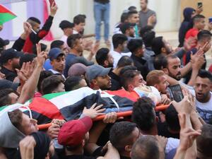 فلسطينيون يسيعون جثمان أحد الشهداء/ أرشيفية
