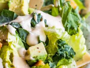 وصفة سلطة سيزر بالكيل مع الأفوكادو