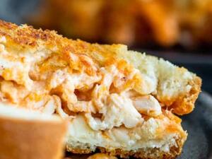 ساندويشات الدجاج المشوية بصلصة البافلو والجبنة الزرقاء