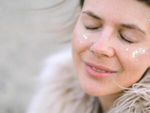 هل صحيح إذا حلمت بشخص فهذا لأنه يشتاق إليك؟