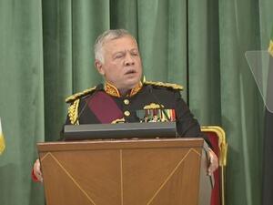 العاهل الأردني خلال افتتاحه الدورة غير العادية الأولى لمجلس النواب التاسع عشر