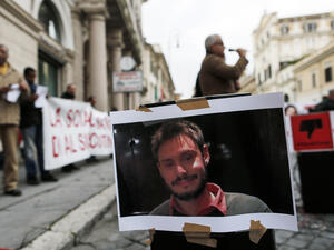 محتجون يرفعون صورة الباحث الإيطالي جوليو ريجيني