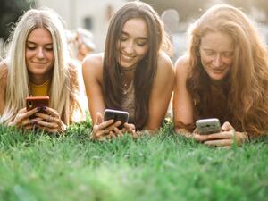 مواليد هذه الأبراج مدمنون على وسائل التواصل الاجتماعي