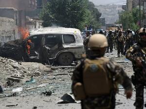 مقتل 14 جنديا إثر انفجار سيارة مفخخة بأفغانستان