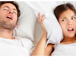 لا تدعي زوجك يختلق الأعذار أو يصرّ على أنه لا يشخر