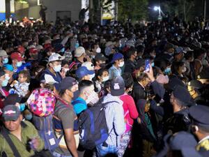 آلاف المهاجرين الهندوراسيين المتجهين إلى الولايات المتحدة يصلون إلى غواتيمالا