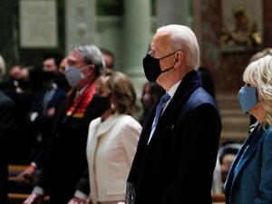 الرئيس الأمريكي جو بايدن يحضر قداسا