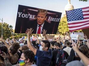 المتظاهرين قاموا بتجميع الأسلحة وغيرها من الأدوات في موقف للسيارات