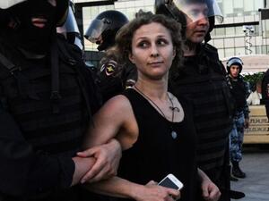 خاطب نافالني قاضي المحكمة من محبسه عبر وصلة الفيديو قبل الحكم وطالب بالإفراج عنه 