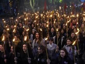 People take part in a torchlight procession as they mark the anniversary of the killing of 1.5 million Armenians by Ottoman forces, Yerevan, April 23, 2019. (AFP)