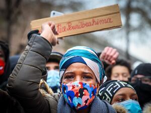 Ibrahima B's mother takes part in a demonstration on January 13, 2021 outside the police station in Brussels where her son was held, to demand more information on the circumstances of the 23-year-old arrest on January 9, 2021 and death later on at a hospital. Prosecutor told the press "He lost consciousness and the police officers called for emergency services. An ambulance and a Smur arrived at the scene and he was taken to hospital. He died in hospital at 8h22 pm". (VIRGINIE LEFOUR / Belga / AFP)