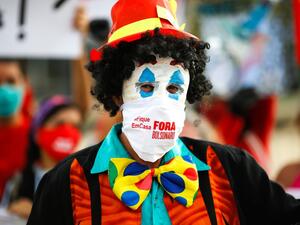 Demonstrators hold a protest against Brazil's President Jair Bolsonaro's measures to confront the COVID-19 coronavirus pandemic, in front of the Planalto presidential palace, in Brasilia, Brazil, on January 17, 2021. Sergio LIMA / AFP