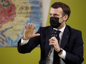 French President Emmanuel Macron meets with students at the Maison des Etudiants (Student House) of the Paris Saclay University in Saclay, near Paris, to talk about the consequences of the coronavirus, Covid-19 pandemic, on January 21, 2021. Yoan VALAT / POOL / AFP