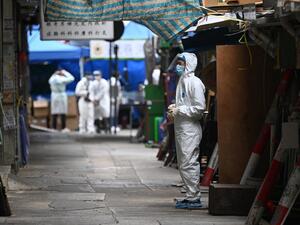 Health authorities prepare to continue testing for the second day in the Jordan area of Hong Kong on January 24, 2021, after thousands were ordered to stay in their homes on for the city's first COVID-19 lockdown as authorities battle an outbreak in one of its poorest and most densely packed districts. Peter PARKS / AFP
