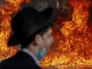 Ultra-Orthodox Jewish protesters clash with Israeli security forces during the enforcement of the coronavirus emergency regulations in Jerusalem's ultra-orthodox neighbourhood of Mea Sharim, on January 26, 2021. AHMAD GHARABLI / AFP