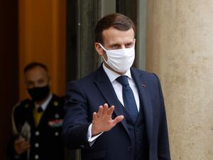French President Emmanuel Macron waves after a working lunch with Transition Mali President at the Elysee presidential Palace on January 27, 2021 in Paris. Ludovic MARIN / AFP