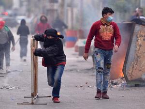 A Lebanese protester pushes a metal barricade during ongoing demonstrations in Lebanon's northern port city of Tripoli on January 27, 2021, as anger grows over a total lockdown aimed at stemming an unprecedented spike in coronavirus cases. Fathi AL-MASRI / AFP