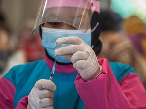 A health worker prepares to administer a vaccine for the COVID-19 coronavirus in Surabaya on January 31, 2021. Juni Kriswanto / AFP