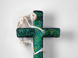 SCULPTURES MADE FROM THE JEWEL SCARABAEUS Photo @lievenherreman: "The witch on the tree of life" (2018) (Instagram)