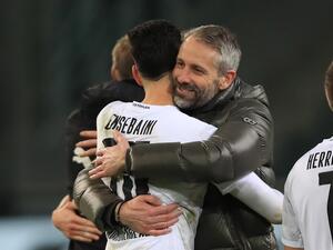 Moenchengladbach's coach Marco Rose (R) embraces Algerian defender Ramy Bensebaini after the match (Photo: WOLFGANG RATTAY / AFP)