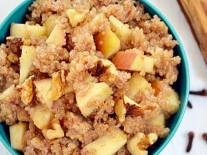 طبق الكينوا بالتفاح والجوز