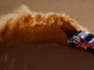Mini’s Spanish driver Carlos Sainz and co-driver Lucas Cruz overtake Toyota’s Jakub Przygonski of Poland and Gottschalk of Germany during Stage 3 of the Dakar Rally. (Photo: AFP)