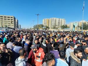 المئات من الخريجين وحملة الشهادات العليا خرجوا بتظاهرة كبيرة وسط بغداد