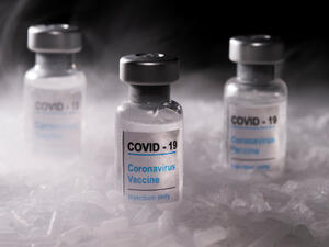 توزيع ملياري جرعة من لقاحات ضد فيروس كورونا المستجد.