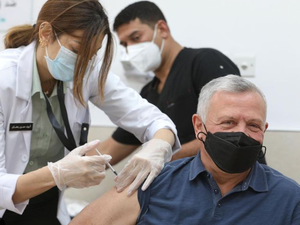 العاهل الاردني الملك عبد الله الثاني يتلقى اللقاح المضاد لكورونا