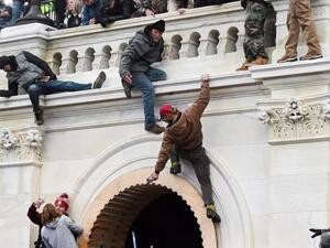 محتجون يقتحمون مبنى الكابيتول في العاصمة واشنطن