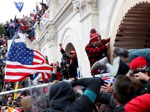 65 ضابطاً على الأقل من الشرطة قد قدموا بلاغات بعد إصابتهم أثناء صد الهجوم