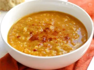 شوربة العدس واليقطين الأحمر بالكاري