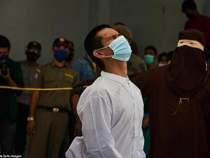 تنفيذ حكم الجلد بحق رجلين مثليين