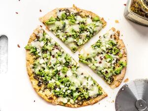 بيتزا البروكلي بيستو السريعة