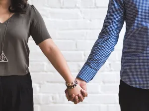 5 مؤشرات على أن زوجتك تحب التحدث عن حياتكما الزوجية