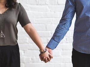 5 مؤشرات على أن زوجتك تحب التحدث عن حياتكما الزوجية