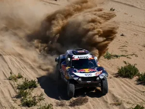 Mini's Spanish driver Carlos Sainz and co-driver Lucas Cruz compete during Stage 1 of the 2021 Dakar Rally in Saudi Arabia, on January 3, 2021. (Photo: FRANCK FIFE / AFP)