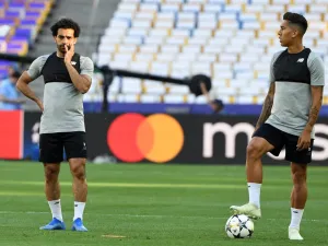 The Brazilian and Egyptian forwards combined once again, albeit, the Reds were at the losing end against the Red Devils (Photo: AFP)