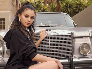 Gomez uploaded artwork for the track